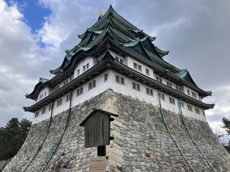 石垣の外側から映した名古屋城