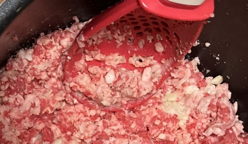 炭火焼ハンバーグ：挽肉卸にんにくを混ぜる