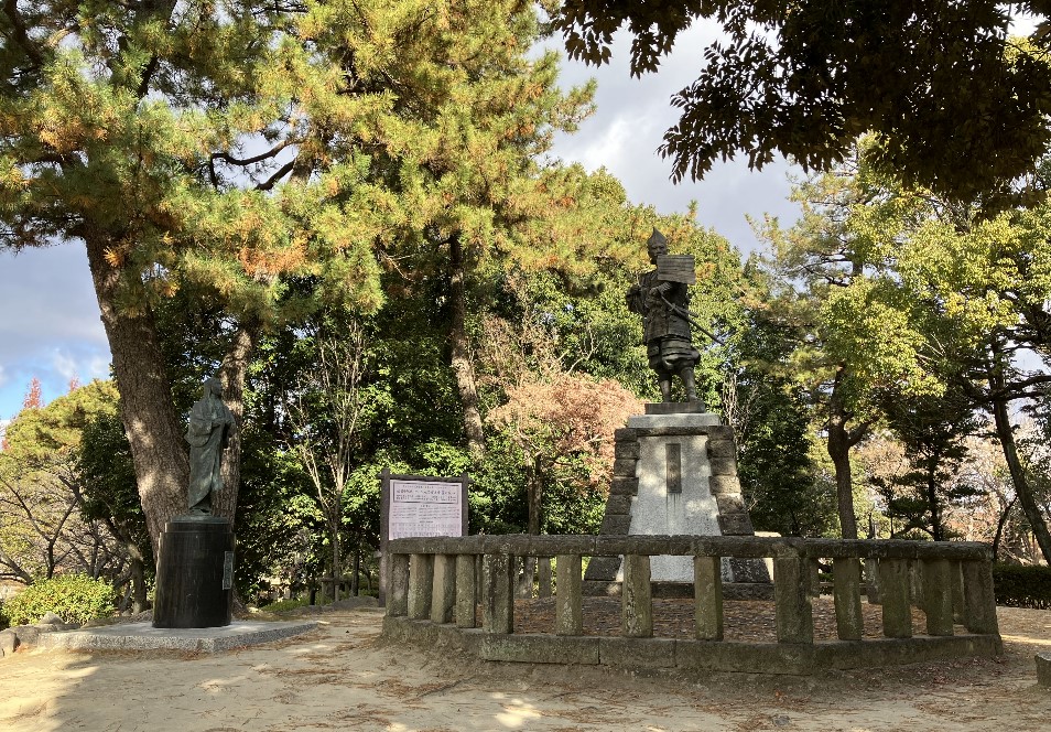 織田信長・濃姫像(側面)