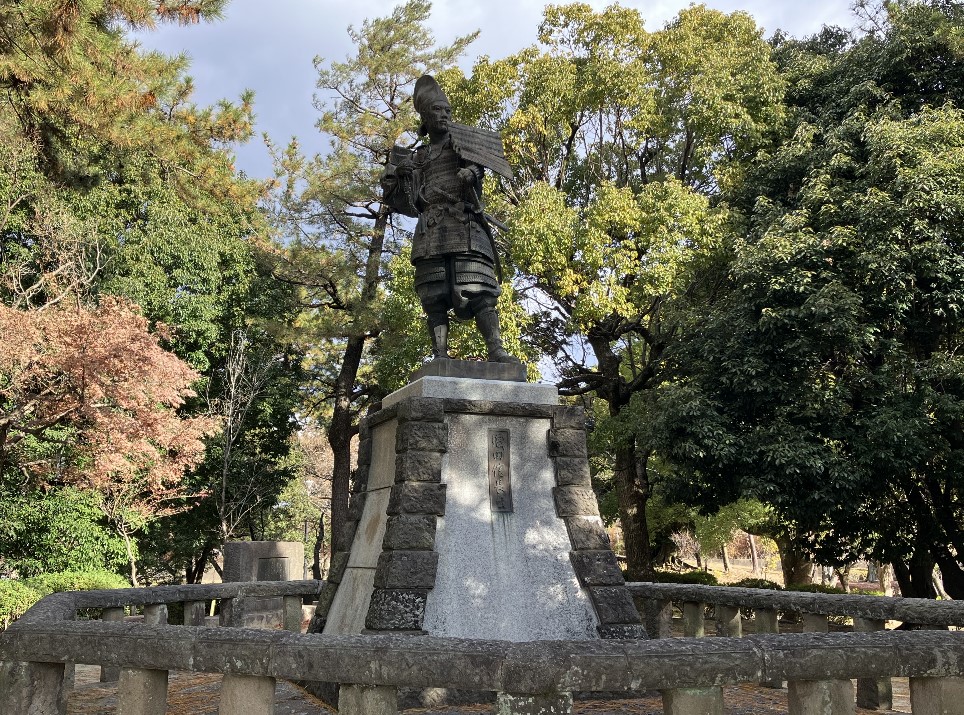 織田信長・濃姫像(正面)