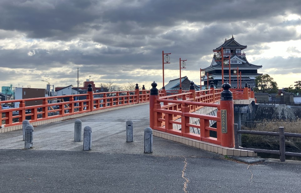 橋から望む清洲城