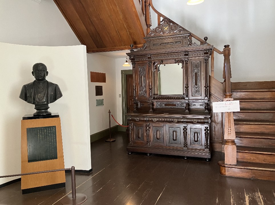 北里研究所本館・医学館：銅像