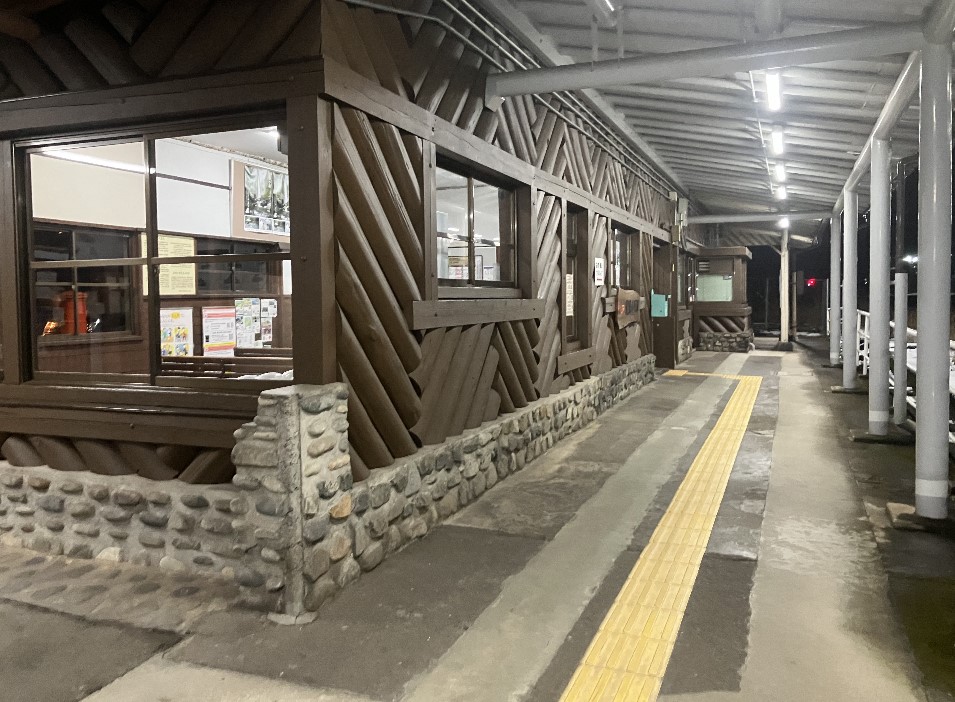 飛騨小阪駅のホーム１