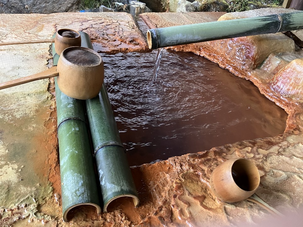 巌立峡ひめしゃがの湯：温泉飲場の桶