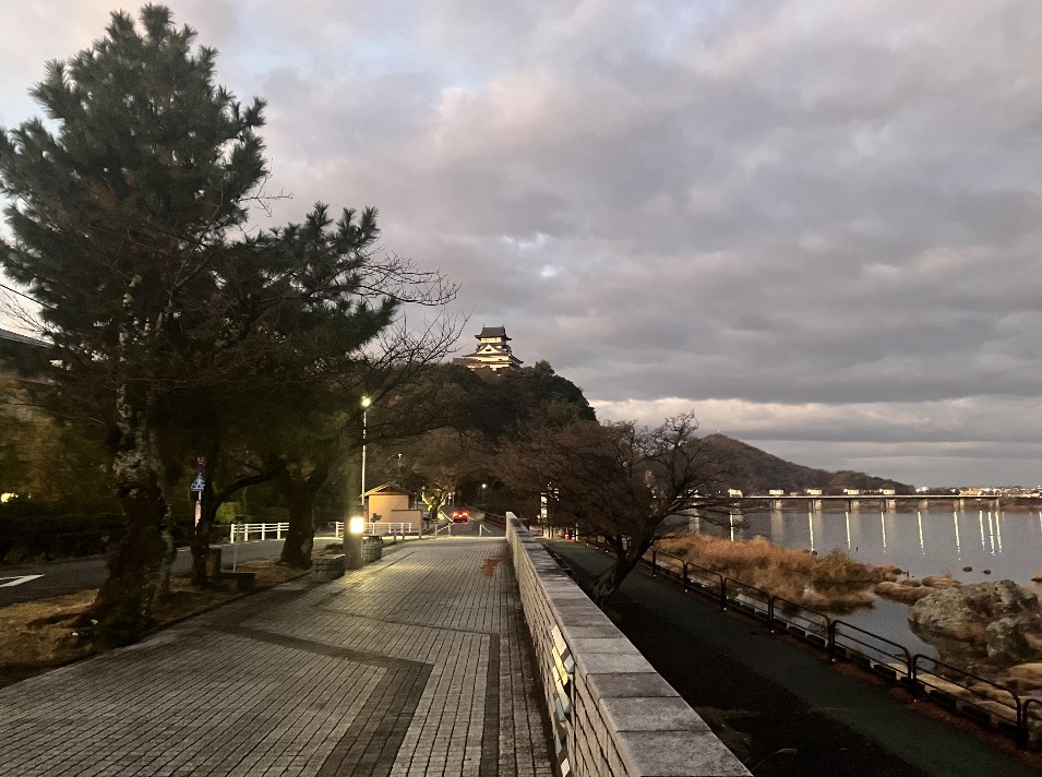 朝っぱらの犬山城