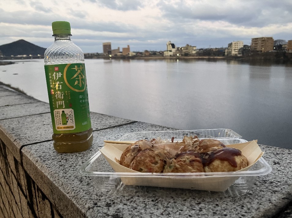 木曾川とたこ焼きと伊右衛門茶