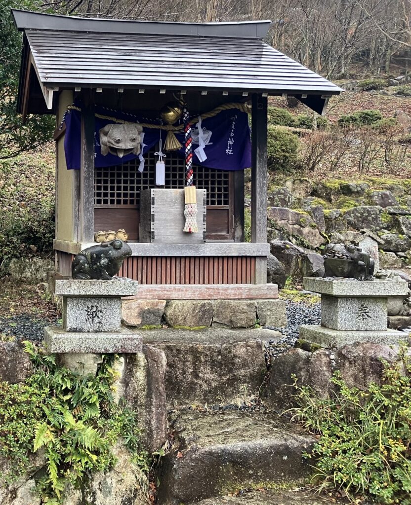 歳時記の森：かえる神社入口