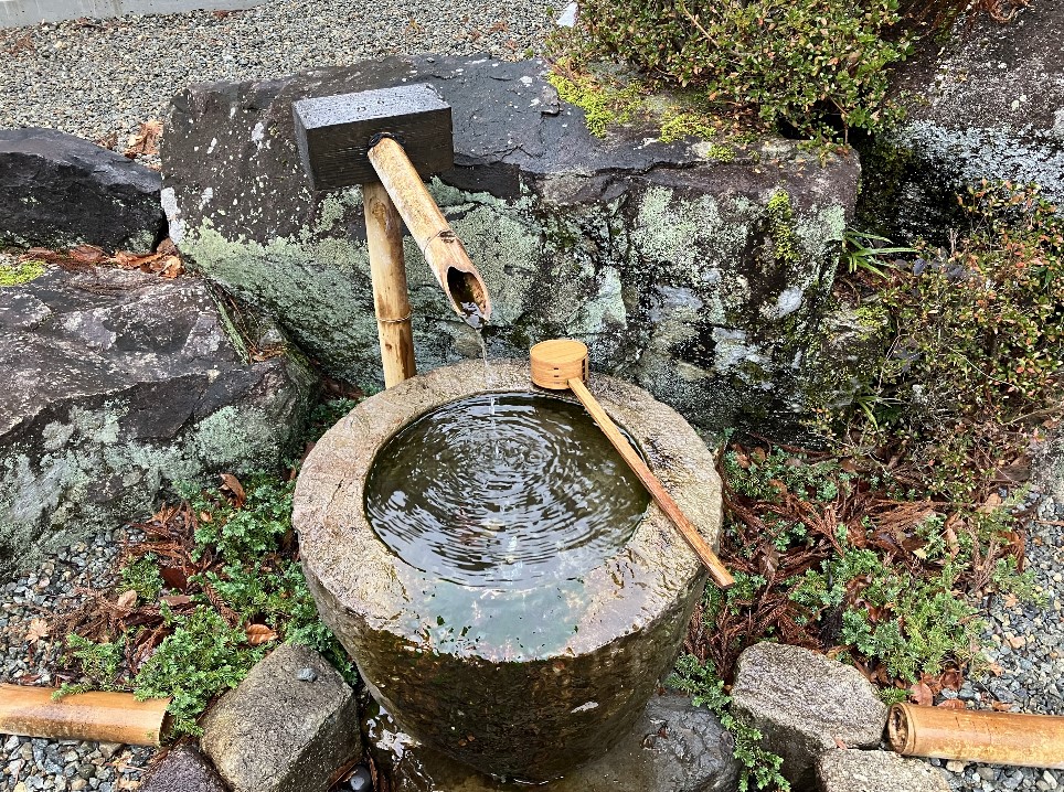 合掌の里：飛騨高椅神社横の水桶