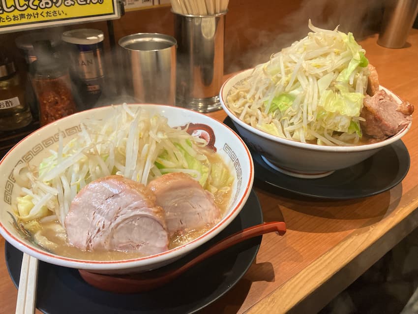ラーメン豚山：小ラーメン＆大ラーメン