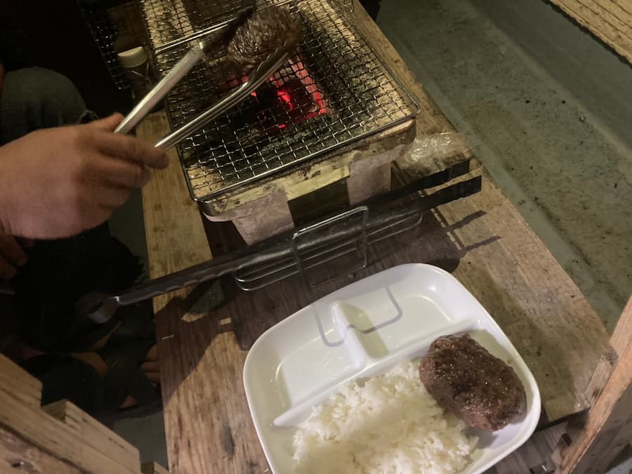 BBQ用の粗挽きハンバーグを作る：焼いている写真