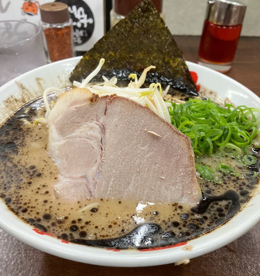 なんつっ亭：黒マー油豚骨醤油らーめん