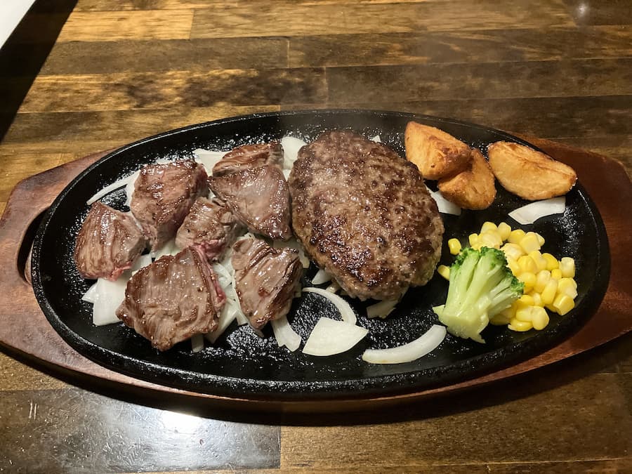 ステーキ&ハンバーグかな井：ハンバーグ(150g)&カットステーキ(100g)