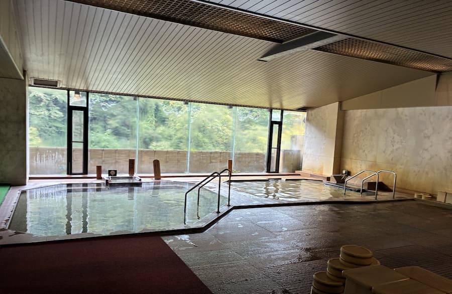 伊香保温泉 白金の湯(左)と小金の湯(右)