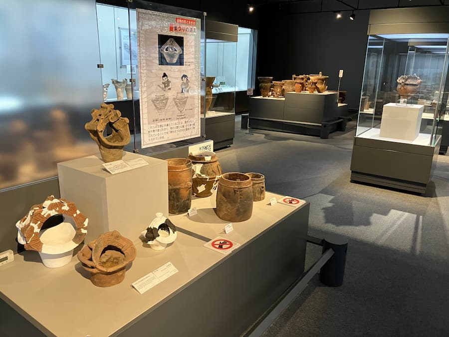 茅野市尖石縄文考古館：土器展示コーナー