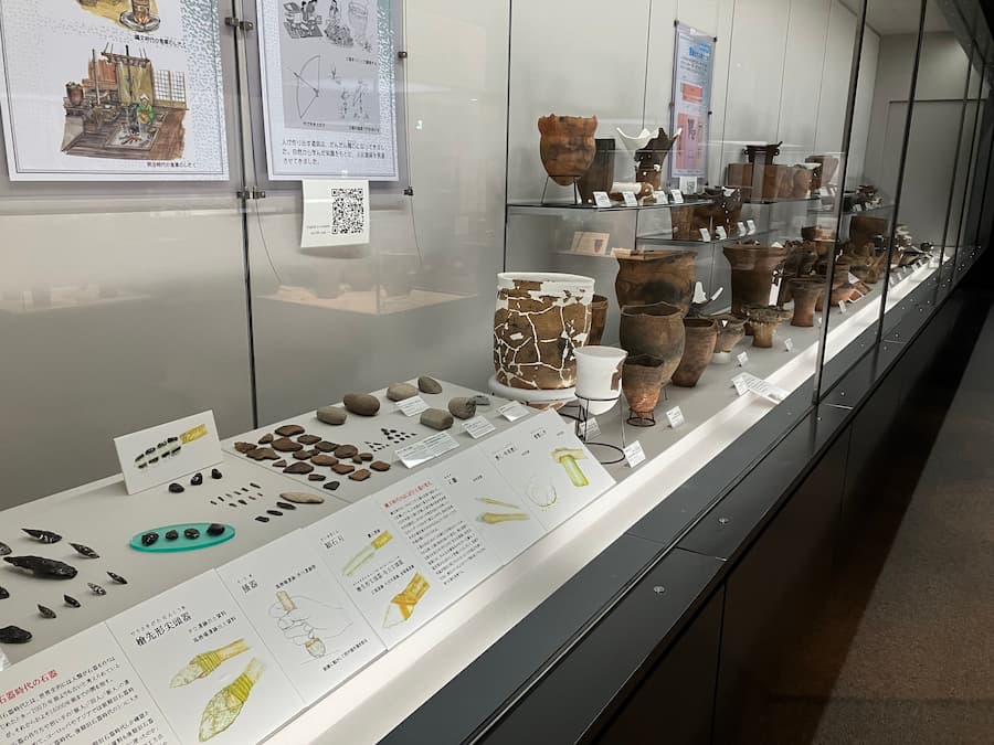 茅野市尖石縄文考古館：土器展示コーナー２