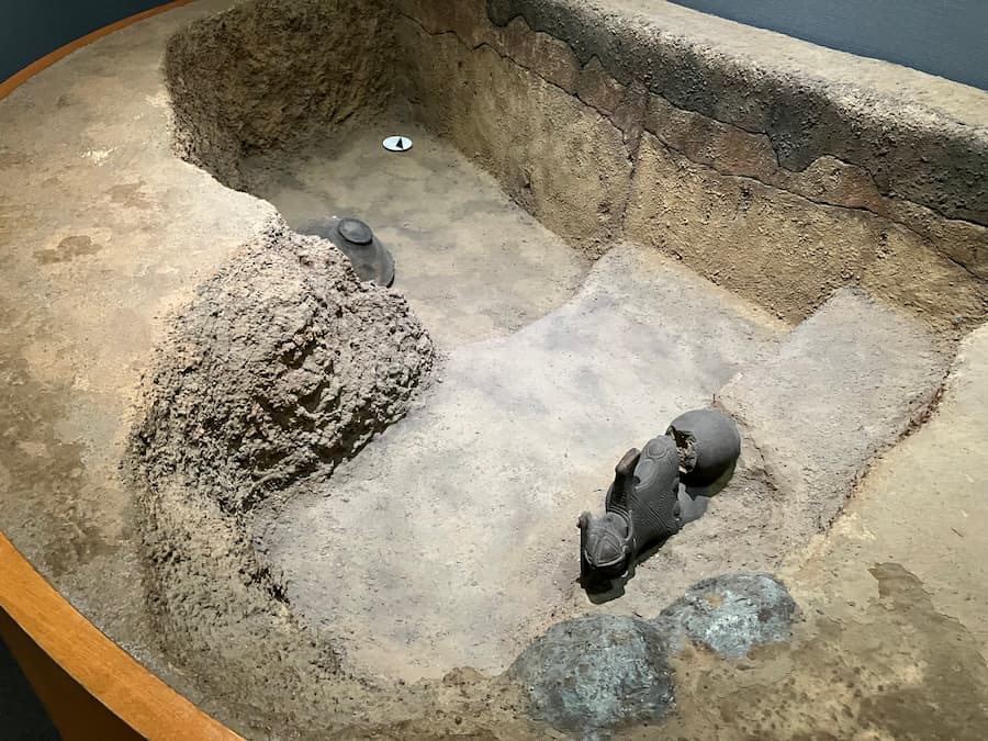 茅野市尖石縄文考古館：土器の発掘再現