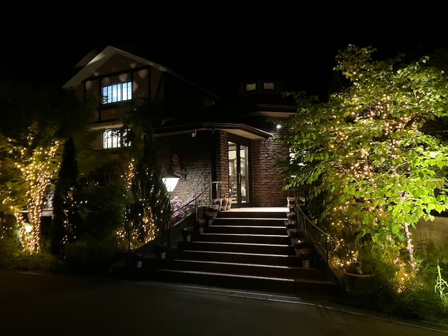 松本楼洋風旅館 ぴのん：外観(夜)